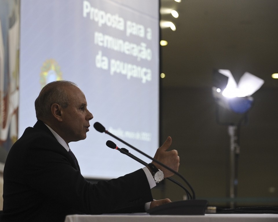 Guido Mantega, durante apresentação das novas regras de remuneração da poupança. | Agência Brasil