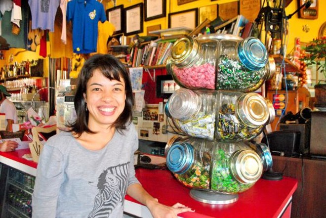 Beatrice Takashina, proprietária do Jacobina Bar, preparou uma superfesta para comemorar os sete anos da casa neste sábado, a partir das 23 horas, no Music Hall. Além de anfitriã, ela se apresentará no palco como percussionista do Jacobloco, grupo formado por 12 músicos da cidade | 