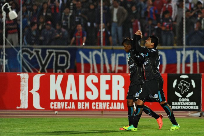 Luis Checa comemora o seu gol no Estádio Olímpico Atahualpa, o segundo na vitória do Deportivo Quito por 4 a 1 sobre a Universidad de Chile | Pablo Cozzaglio/AFP