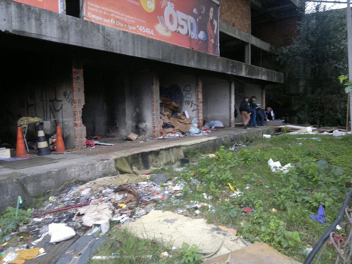 Mulher foi encontrada morta em subsolo de prédio na Rua Desembargador Otávio do Amaral, no bairro Bigorrilho em Curitiba | Heliberton Cesca / Gazeta do Povo