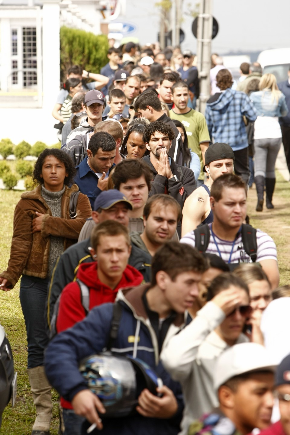 Fila de eleitores que deixaram para regularizar as endências com a Justiça eleitoral no último dia. | Antônio More / Agência de Notícias Gazeta do Povo