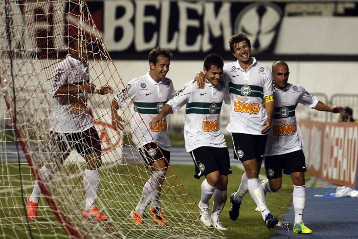 Capitão Tcheco comemora o gol da vitória alviverde com Éverton Ribeiro, Anderson Aquino e Gil | Tarso Sarraf/AGIF/Folhapress
