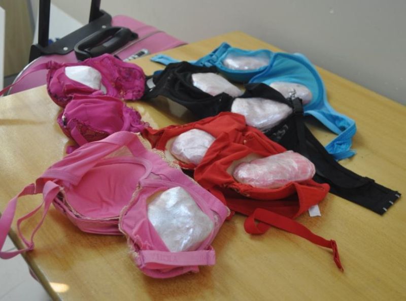 A droga estava escondida nos bojos de cinco sutiãs acondicionados junto a outras peças de roupa | Polícia Federal/Divulgação