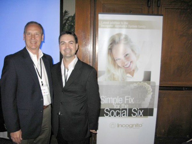 DESTAQUE NO HAVAÍ: Doutor em Ortodontia e professor da UFPR e da Universidade Positivo, o dentista Alexandre Moro foi o único brasileiro a participar de evento em, Honolulu, no Havaí, de lançamento do novo sistema de tratamento da 3M Unitek. Batizado de Incognito Lite, o tratamento busca alinhar os dentes de maneira invisível. Na foto, Alexandre Moro é recebido pelo presidente da 3M Unitek, Bill Cruise |