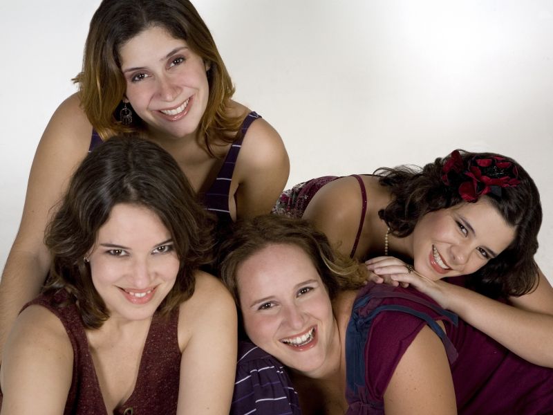 As chicas Isadora Medella e Paula Leal (abaixo), Fernanda Gonzaga e Amora Pêra (acima): canção em tempos de crise | André Baptista/Divulgação