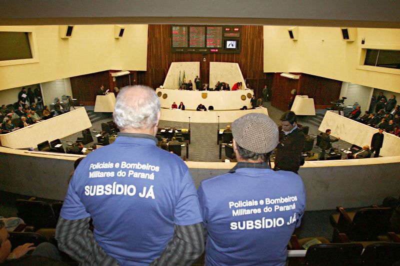 Aprovada em 1º turno na Assembleia, a proposta de emenda à Constituição derruba a exigência de curso superior na Polícia Militar | Felipe Rosa/ Gazeta do Povo