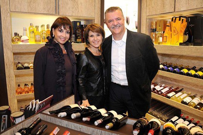 NOVO ESPAÇO: O Empório Santa Genoveva abriu novo espaço no Shopping Crystal, que conta com empório, loja de vinhos e restaurante. Durante o jantar de inauguração, a marchande Zilda Fraletti confere a seleção de produtos feita pelo casal anfitrião, Isis e Ivan Rodrigues |