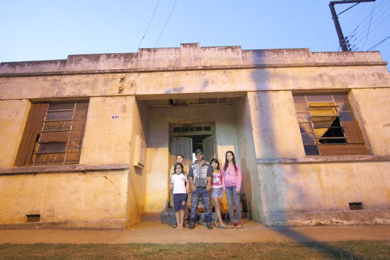 Com autorização do delegado, Rosalvo e Célia moram há dois anos com os filhos na unidade policial | Albari Rosa/ Gazeta do Povo