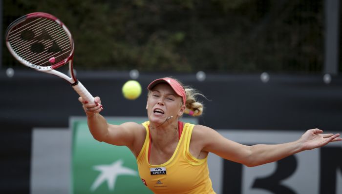 Alegando lesão, Caroline Wozniacki, que já havia perdido o primeiro set, desistiu do jogo contra Anabel Medina Garrigues quando era derrotada por 4 a 0 na segunda parcial | Max Rossi/Reuters