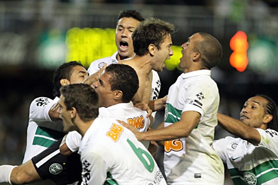 Jogadores do Coritiba comemoram a conquista do tri paranaense nos pênaltis, diante do Atlético | Albari Rosa / Gazeta do Povo