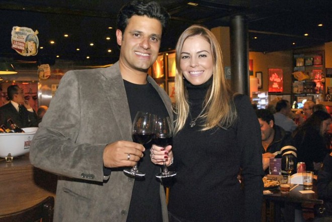O casal Juliana e Gustavo Costa, proprietários da Cervejaria Devassa de Curitiba, no lançamento do projeto Devassa Jazz, que será apresentado na casa, durante as quartas-feiras de maio, junho e julho, com Kadu Lambach (primeiro guitarrista da banda Legião Urbana) e seu trio, das 20h30 às 23h30 |