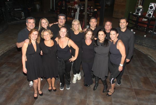 A turma aí da foto vem ensaiando com afinco toda semana para a festa Dan´jô Revival, marcada para 30 de junho no Music Hall, em comemoração aos 35 anos da escola de balé. Os ex-alunos Jacir Bergmann II; Viviane Nicolau Adad; Reynaldo Accioly Filho (Reyzinho Accioly); Turin Cesar Augusto; Eduardo Petry; Paulo David Secco (estes na fila de trás, da esq. para a dir.); Vica Grahl; Patrícia Luck Moniz de Aragão; Ilana Lerner Hoffmann; Simone Barbalat; Priscilla Cruz e Silvana Boabaid (na fila da frente) foram convocados por Jô Braska Negrão (de cabelo claro, ao centro), sócia da escola, para a comissão organizadora e para a apresentação especial | Mauro Campos