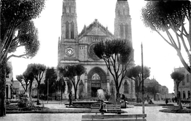 Um dos repuxos instalados na Praça Tiradentes, em 1913, ficava bem na frente da Catedral |