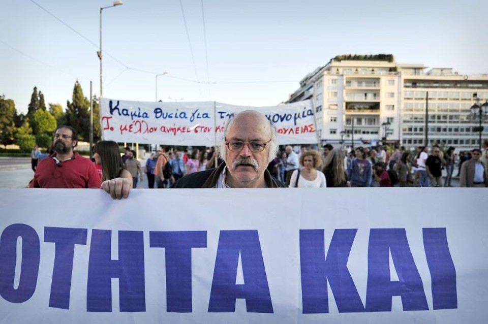 Protesto de funcionários públicos em frente ao parlamento grego: FMI irá analisar as opções técnicas caso o país deixe o euro | Louisa Gouliamaki /AFP