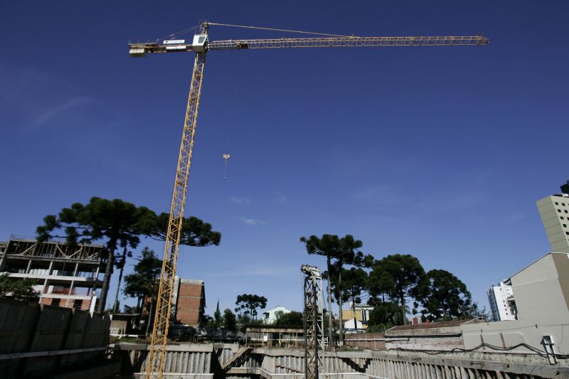 A proliferação de gruas nas construções é um indicativo do uso crescente de tecnologia nos sistemas construtivos | Antônio More/ Gazeta do Povo