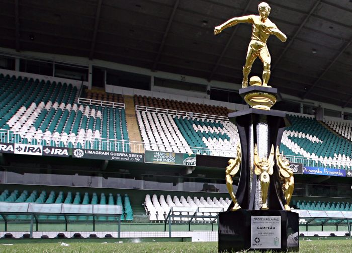 Troféu de campeão paranaense de 2012 será exposto no Memorial do Coritiba | Felipe Rosa / Gazeta do Povo