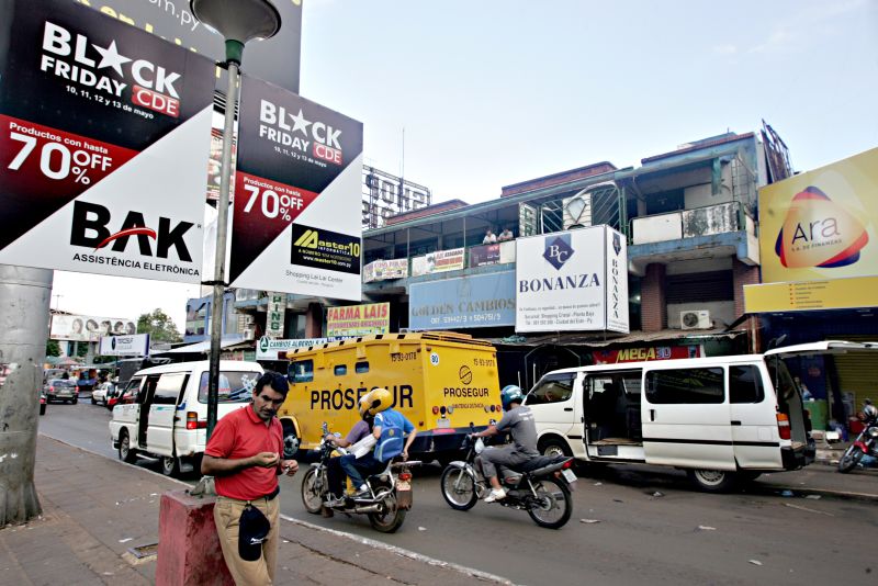 Rua comercial de Ciudad del Este, com cartazes avisando da promoção: uma tentativa de reanimar as vendas | Christian Rizzi / Gazeta do Povo