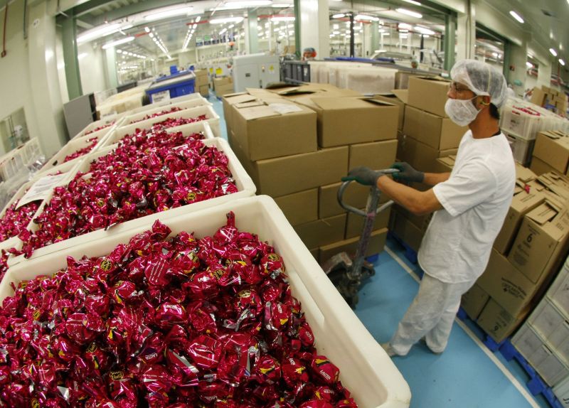 Fábrica de chocolates da Kraft, em Curitiba: indústria cooperou para crescimento do PIB paranaense, acima da média nacional | Daniel Castellano/ Gazeta do Povo