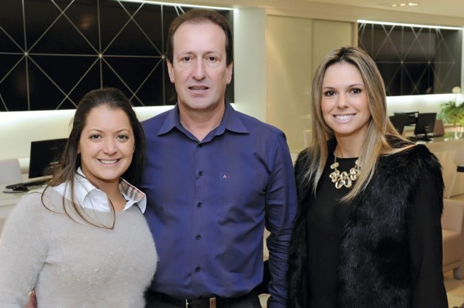 SIMMETRIA RECEBE CONVIDADOS- No badalado lançamento da coleção 2012 da Simmetria Ambienti, entre os convidados, a arquiteta Gisela Carnasciali Miró, ao lado do anfitrião e de Karine Zanlorenzi |