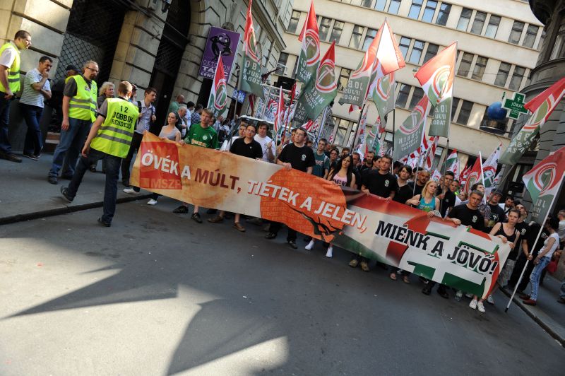 Ativistas e simpatizantes do partido Jobbik protestam na Hungria contra as medidas de austeridade do governo | AFP PHOTO / ATTILA KISBENEDEK