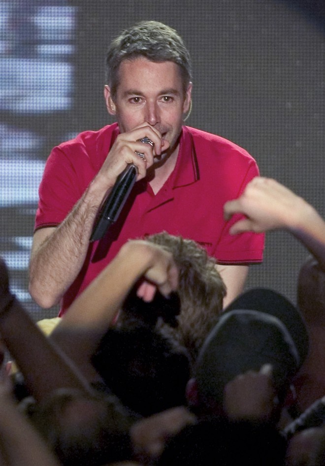Adam Yauch durante apresentação da MTV, em 2004 |