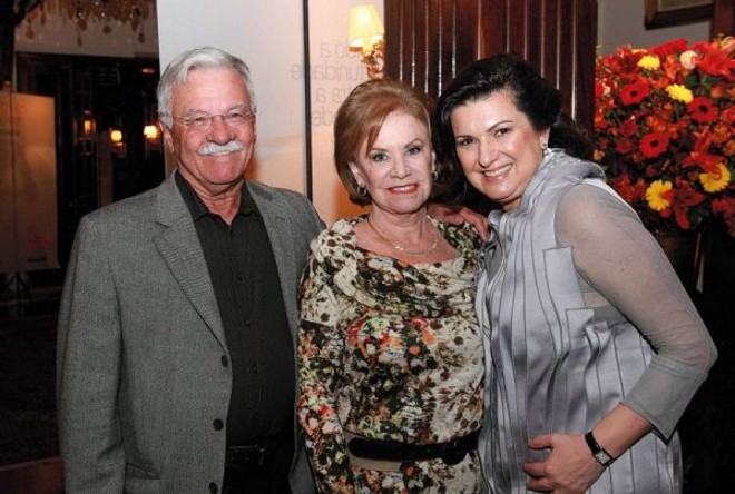 O casal Jaçanã e Luiz Groff (à esq.) foi prestigiar a elegante festa pelo sexto aniversário da ONG D+Eficiente, presidida por Márcia Engel (à dir.), na última quinta-feira no Graciosa Country Club | 