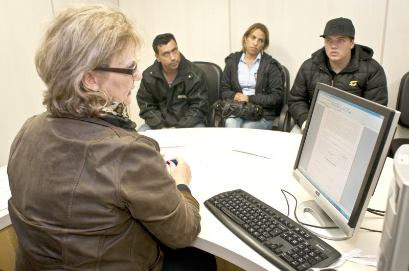 Desavença que durava cinco meses, provocada por um acidente, foi solucionada: satisfação para Henrique Santos (dir.) e para o casal Edison Martins e Edineia Freitas | Daniel Castellano/ Gazeta do Povo