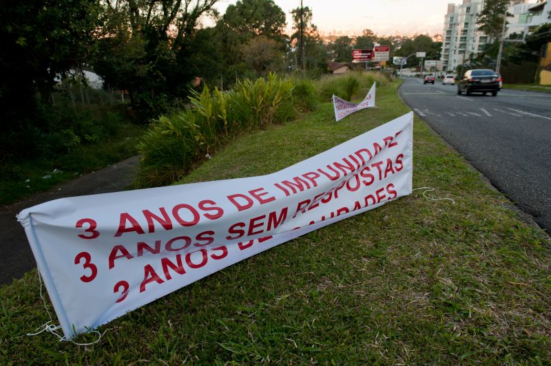 Não houve manifestação nem culto nesta segunda-feira (7), quando completa três anos do acidente envolvendo o ex-deputado Carli Filho e que vitimou duas pessoas. Porém, o local da batida recebeu faixas pedindo justiça | Marcelo Andrade/Gazeta do Povo