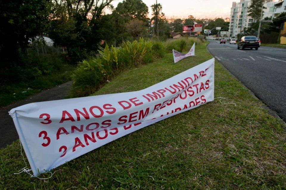 Não houve manifestação nem culto nesta segunda-feira (7), quando completa três anos do acidente envolvendo o ex-deputado Carli Filho e que vitimou duas pessoas. Porém, o local da batida recebeu faixas pedindo justiça | Marcelo Andrade/Gazeta do Povo