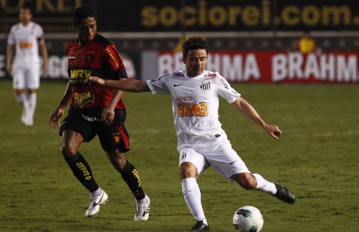 Lateral Juan tenta passar pela marcação do Sport: Peixe ficou no empate na Vila | Irandy Ribas / A Tribuna