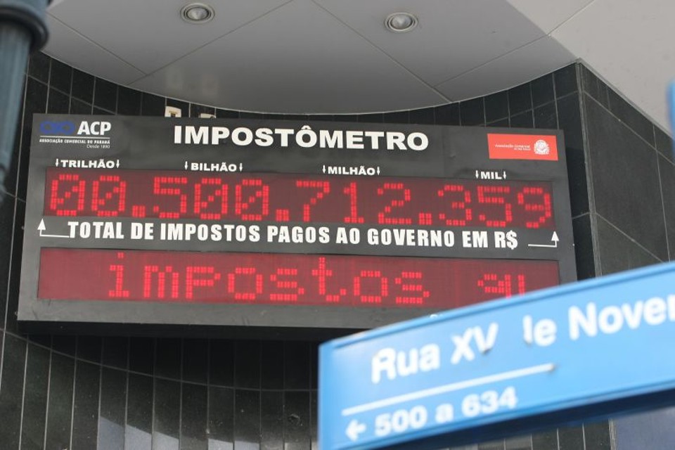 O Impostômetro: queda nos juros pode estimular o consumo e levar a uma arrecadação maior | Ivonaldo Alexandre/ Gazeta do Povo