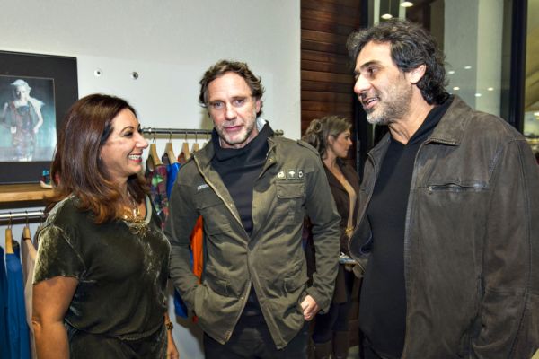 Graziela Fuzzo, franqueada da Osklen, recebeu o dono da marca, o estilista Oskar Metsavath (ao centro), e o cineasta Marcos Prado para o coquetel de pré-estreia do longa Paraísos Artificiais, sábado, na loja do ParkShoppingBarigüi | Diego Pisante