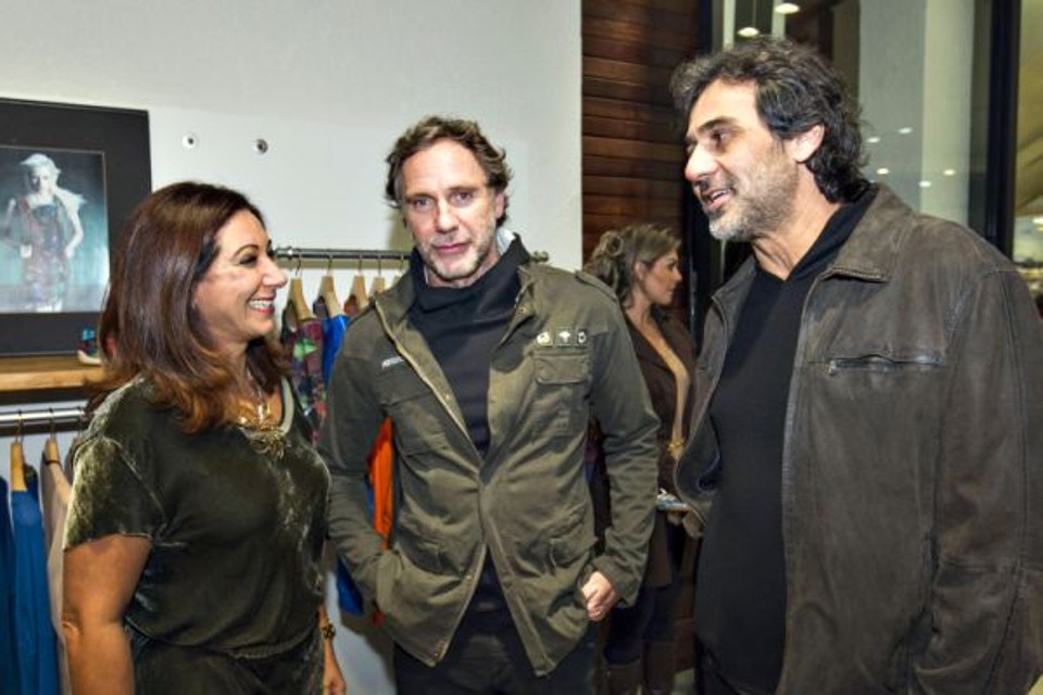 Graziela Fuzzo, franqueada da Osklen, recebeu o dono da marca, o estilista Oskar Metsavath (ao centro), e o cineasta Marcos Prado para o coquetel de pré-estreia do longa Paraísos Artificiais, sábado, na loja do ParkShoppingBarigüi | Diego Pisante
