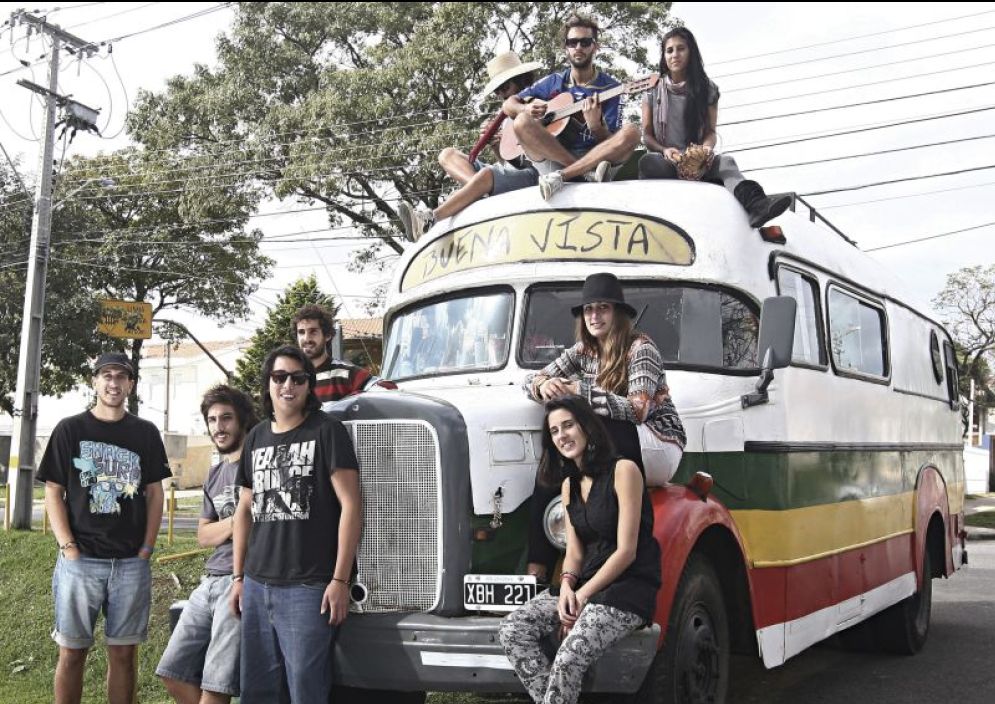 O grupo junto a seu ônibus: cada vez que uma peça estraga, lá se vão vários reais | Felipe Rosa/Gazeta do Povo