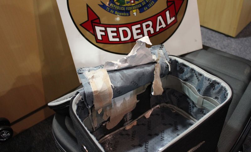 Foram apreendidos entre 4 e 5 quilos de cocaína com o casal. O material era transportado em duas malas grandes e uma frasqueira | Polícia Federal/Divulgação