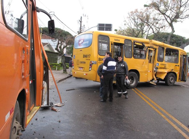 Um motorista morreu na hora. O cobrador, junto com o outro motorista foram encaminhados para o hospital Cajuru com ferimentos leves |