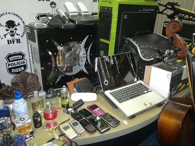 Material apreendido pela polícia inclui joias, relógios, instrumentos musicais e computadores |