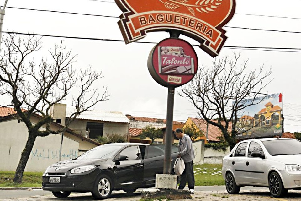 Cúpula da polícia usa viatura para ir à praia, escola, compras e bordel 21/04 - 16h - Na padaria: Corregedor da Polícia Civil, Paulo Ernesto Araújo Cunha, é visto com viatura descaracterizada da corporação indo comprar pães e frios | Albari Rosa/Gazeta do Povo