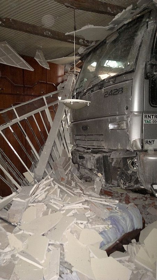 Quarto fica coberto por entulhos | 