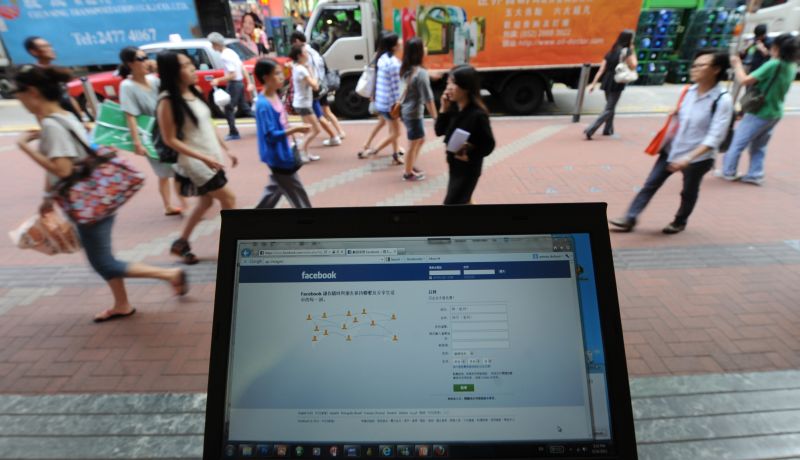 Página de entrada do Facebook exibe caracteres chineses, em Hong Kong: valor de US$ 100 bilhões | Anthony Dickson/AFP
