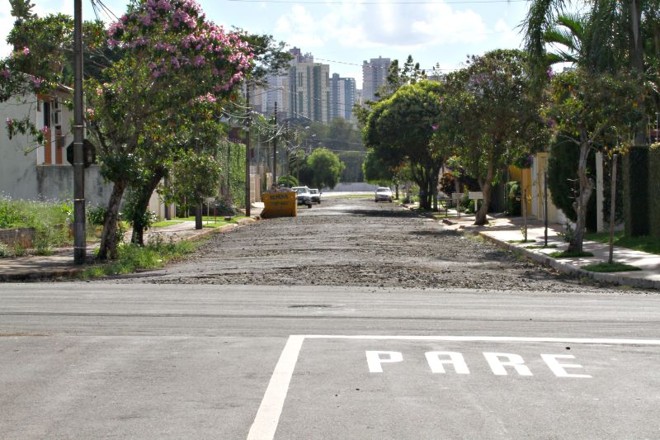 Em Londrina, moradores do Jardim Mediterrâneo colocaram a mão no bolso para recompor asfalto |