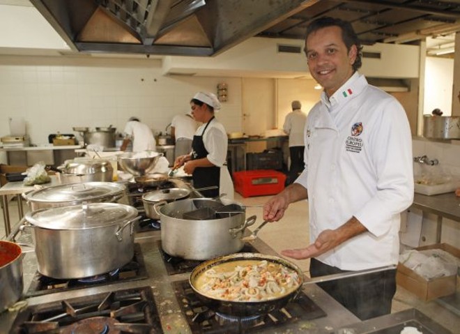 O restaurateur e presidente da Abrasel/PR, Marcelo Woellner Pereira, colocou a mão na massa na festa de lançamento da 7ª edição do Festival Brasil Sabor, anteontem, no MON. O evento vai até 3 de junho em 20 cidades e 64 restaurantes do Paraná |