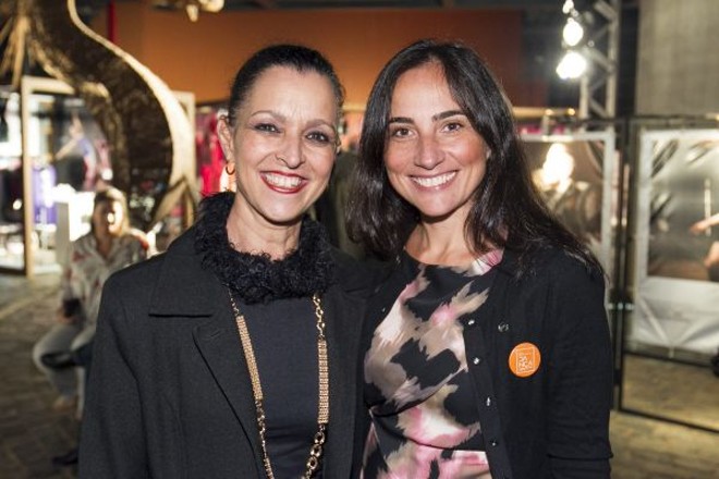 A bailarina Eleonora Greca (à esq.), diretora artística da Bienal Internacional de Dança de Curitiba, recebeu a gerente de marketing de produto da Nissan do Brasil, Ana Serra (à dir.) na festa de abertura, no Memorial da Cidade. A Nissan foi uma das patrocinadoras oficiais do evento |