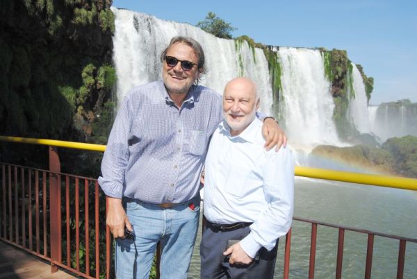 O sociólogo e escritor italiano Domenico de Masi (à dir.) e o fotógrafo Oliviero Toscani visitaram ontem as Cataratas do Iguaçu, em Foz do Iguaçu. Os dois foram à cidade para dar uma palestra no Salão Internacional do Livro sobre A Felicidade, escrito por De Masi e com fotos de Toscani, famoso pelas polêmicas fotografias que criou para as campanhas publicitárias da Benetton há alguns anos | Divulgação