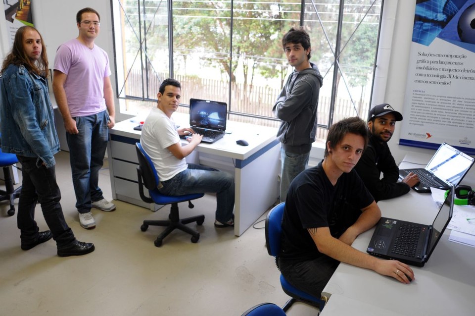 Grupo de alunos que levou a UP para o ambiente virtual. A partir da esquerda: Fernando, Murilo, Allan, Maurício, Rene e Yuri | Daniel Caron / Gazeta do Povo