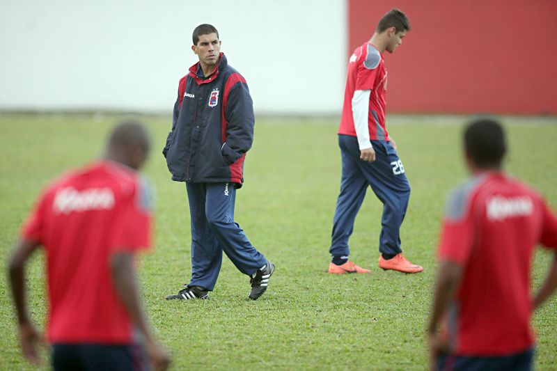 Apesar da longa sequência de jogos, o técnico Ricardinho procurou mexer em poucas peças do time titular | Allan Costa Pinto/ Tribuna