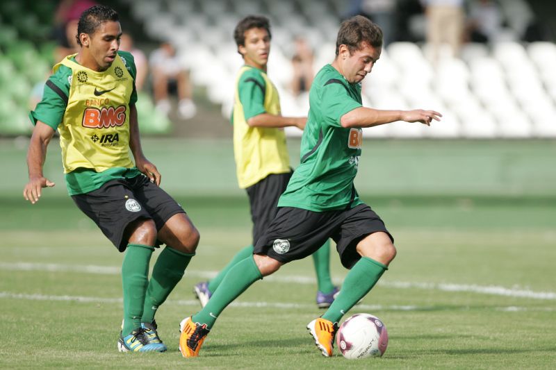 Éverton Ribeiro (sem colete) busca artilharia do Coxa na temporada | Henry Milléo / Gazeta do povo