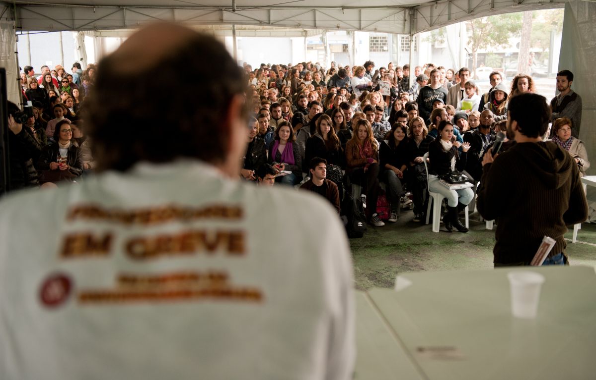 A Apufpr fez uma aula pública no pátio da Reitoria, às 14h, onde foi feito um resgate histórico do acordo firmado com o governo federal em 2011 | Marcelo Andrade / Gazeta do Povo