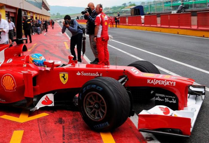 Alonso saindo do box em Mugello: espanhol foi o mais rápido nos testes de terça-feira | EFE
