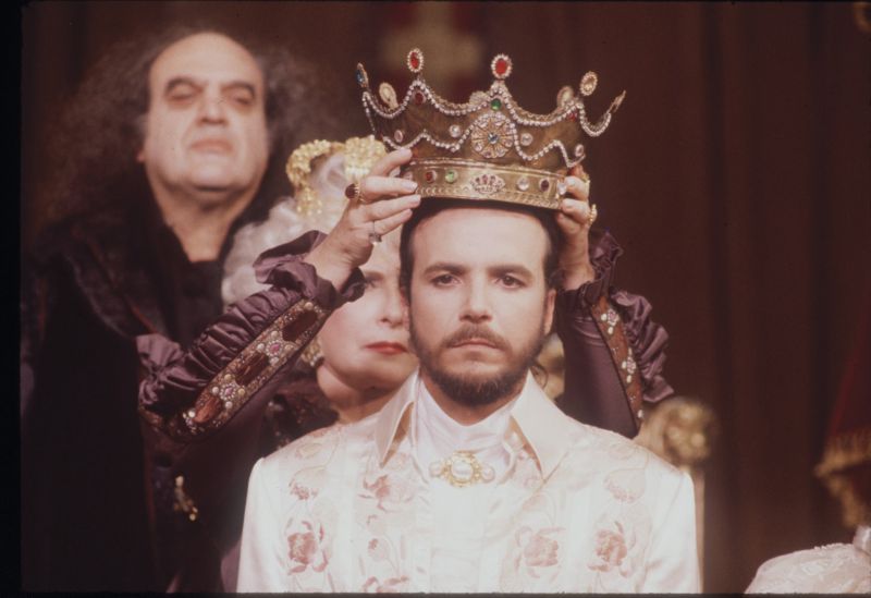 Ravengar (Abujamra) e Valentine (Tereza Rachel) na coroação do mendigo Pichot (Tato Gabus) | Cedoc / TV Globo